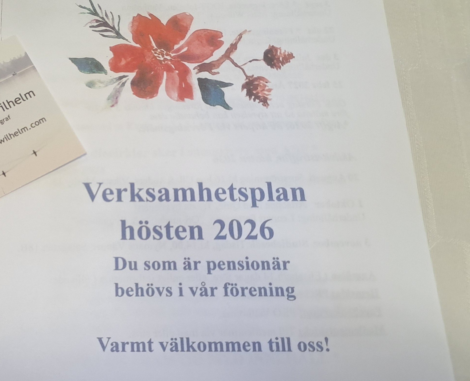 På bordet ligger ett dokument som heter "Verksamhetsplan hösten 2026".