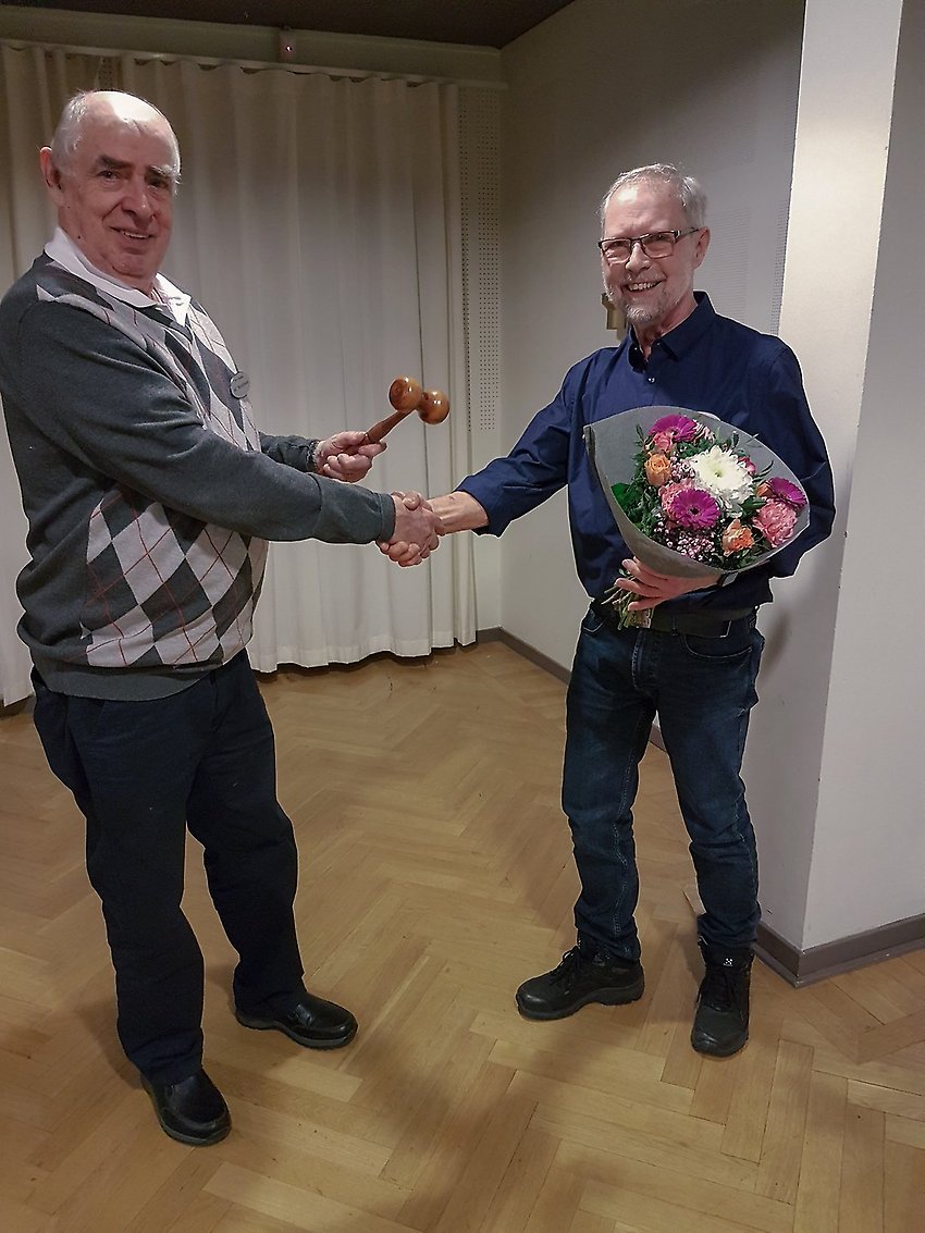 Alf lånar över klubban till nye ordförande PRO årsmöte-4 22