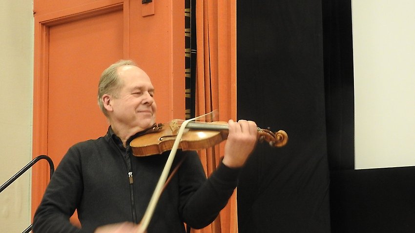 Bengt-Erik Norlen spelar på alla fiolströngar samtidigt