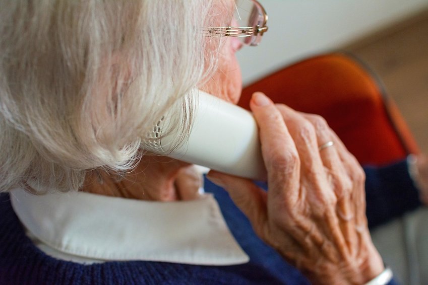 Äldre kvinna med telefon. 